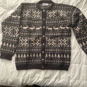Men’s XL Norwegian reindeer sweater, black.
